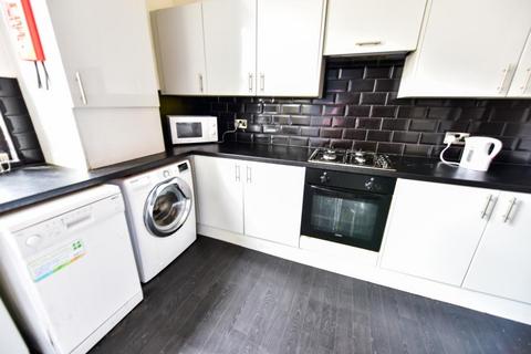 5 bedroom terraced house to rent, Norwood Place, Hyde Park, Leeds LS6 1DY