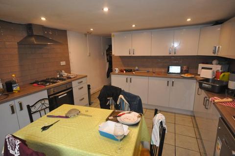 5 bedroom terraced house to rent, Meadow View, Hyde Park, Leeds LS6 1JQ