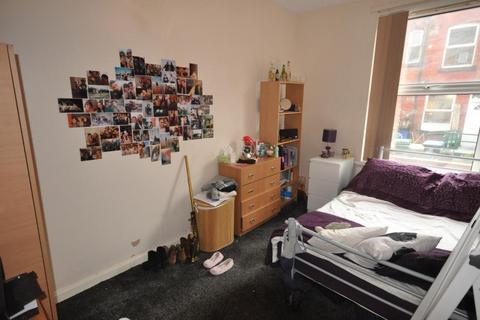 5 bedroom terraced house to rent, Meadow View, Hyde Park, Leeds LS6 1JQ