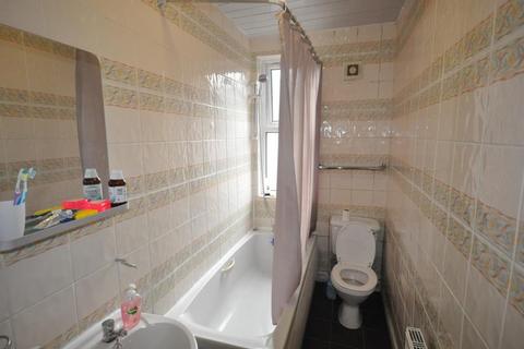 5 bedroom terraced house to rent, Meadow View, Hyde Park, Leeds LS6 1JQ