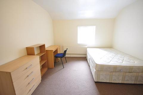 5 bedroom terraced house to rent, Hessle Avenue, Hyde Park, Leeds LS6 1EF