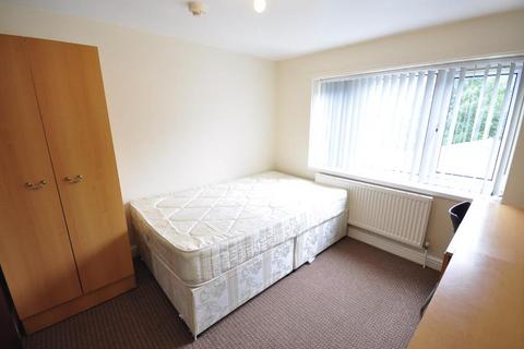 5 bedroom terraced house to rent, Hessle Avenue, Hyde Park, Leeds LS6 1EF