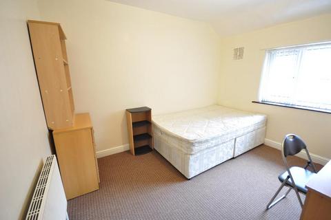 5 bedroom terraced house to rent, Hessle Avenue, Hyde Park, Leeds LS6 1EF