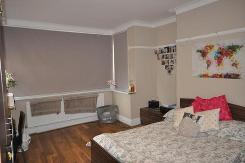 4 bedroom terraced house to rent, Dennistead Crescent, Headingley, Leeds