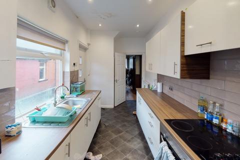 4 bedroom terraced house to rent, Dennistead Crescent, Headingley, Leeds