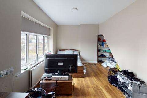 4 bedroom terraced house to rent, Dennistead Crescent, Headingley, Leeds