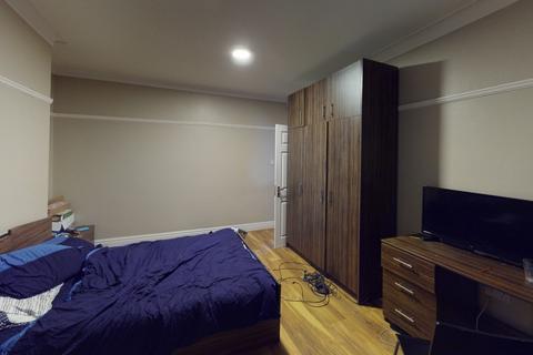 4 bedroom terraced house to rent, Dennistead Crescent, Headingley, Leeds