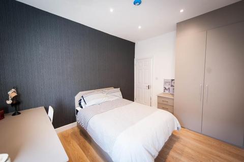 5 bedroom terraced house to rent - Hartley Crescent, Woodhouse, Leeds LS6 2LL