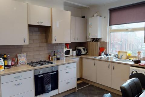 3 bedroom terraced house to rent, Royal Park Avenue, Hyde Park, Leeds LS6 1EZ