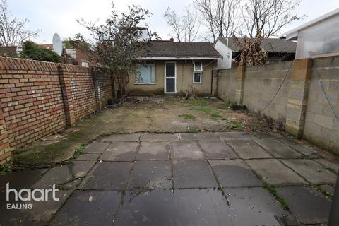 4 bedroom end of terrace house to rent, Hurley Road, Greenford