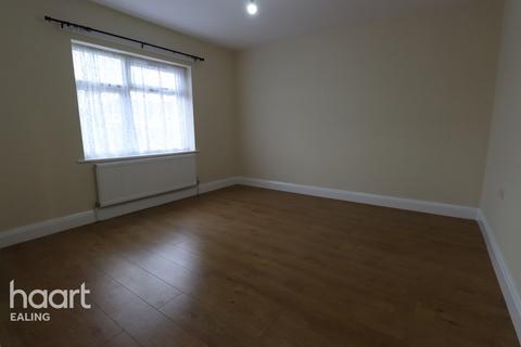 4 bedroom end of terrace house to rent, Hurley Road, Greenford