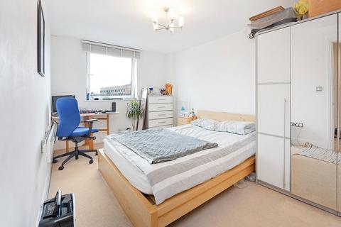 2 bedroom flat to rent, Oyster Wharf, 18 Lombard Road, London