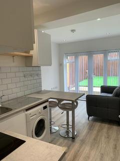 3 bedroom flat to rent - High Road, Southampton