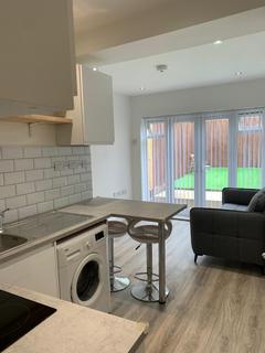 3 bedroom flat to rent, High Road, Southampton