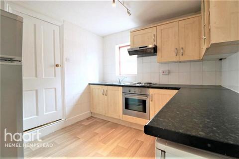 3 bedroom maisonette to rent, London Road, Hemel Hempstead
