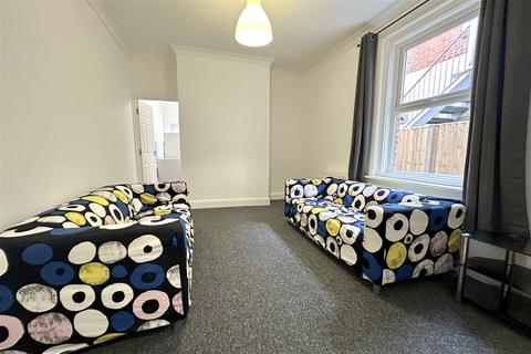 6 bedroom terraced house to rent, Polygon