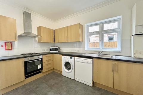 6 bedroom terraced house to rent, Polygon