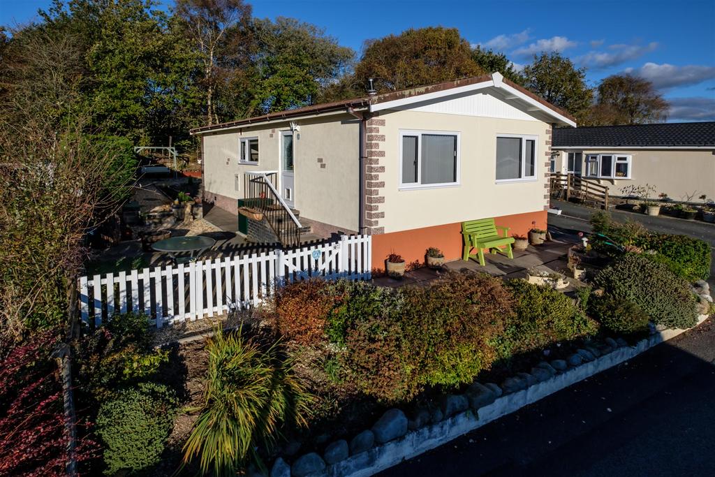 93 The Dell, Caerwnon Park, Builth Wells, LD2 3SP 2 bed park home £89,950