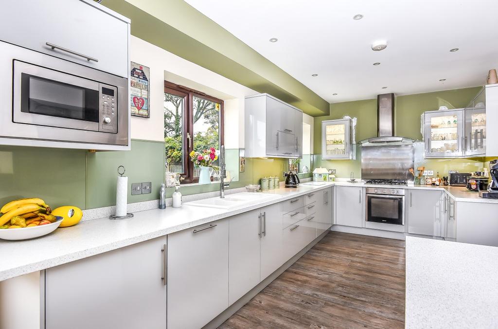 Coppermill Road, Wraysbury, TW19 4 bed detached house £880,000