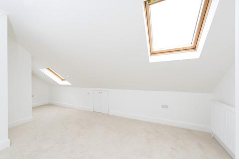 Studio to rent, Heather Gardens, Golders Green