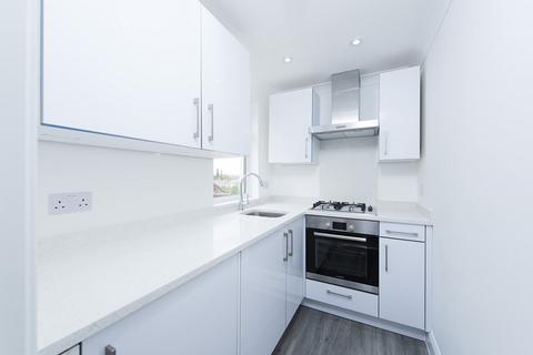 Studio to rent, Heather Gardens, Golders Green