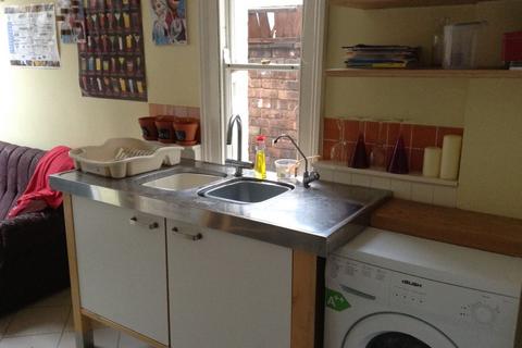 4 bedroom terraced house to rent, 3 Victoria Road, CV31 3PX