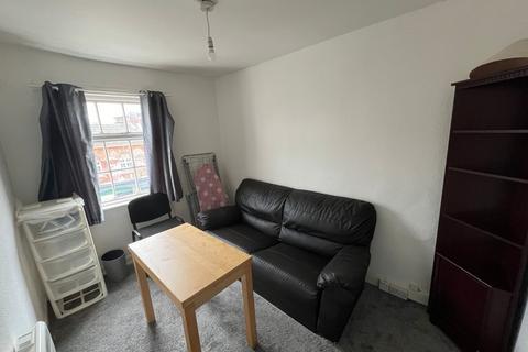 3 bedroom flat to rent, Flat 2, 5 Spencer St, CV31 3NE