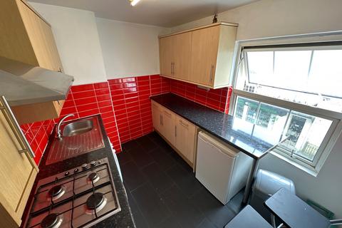 2 bedroom flat to rent, 27, Flat B, Bath Street, Leamington Spa CV31 1LN