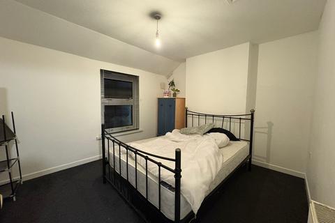 2 bedroom semi-detached house to rent, Earls Road, Southampton