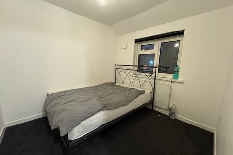 2 bedroom semi-detached house to rent, Earls Road, Southampton