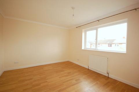 3 bedroom terraced house to rent, Fawcett Road, Stevenage