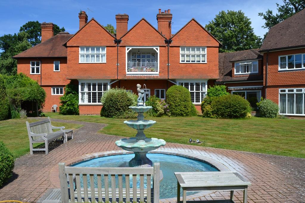 Heather Lodge, Leigh Corner, Cobham, KT11 3 bed flat £750,000