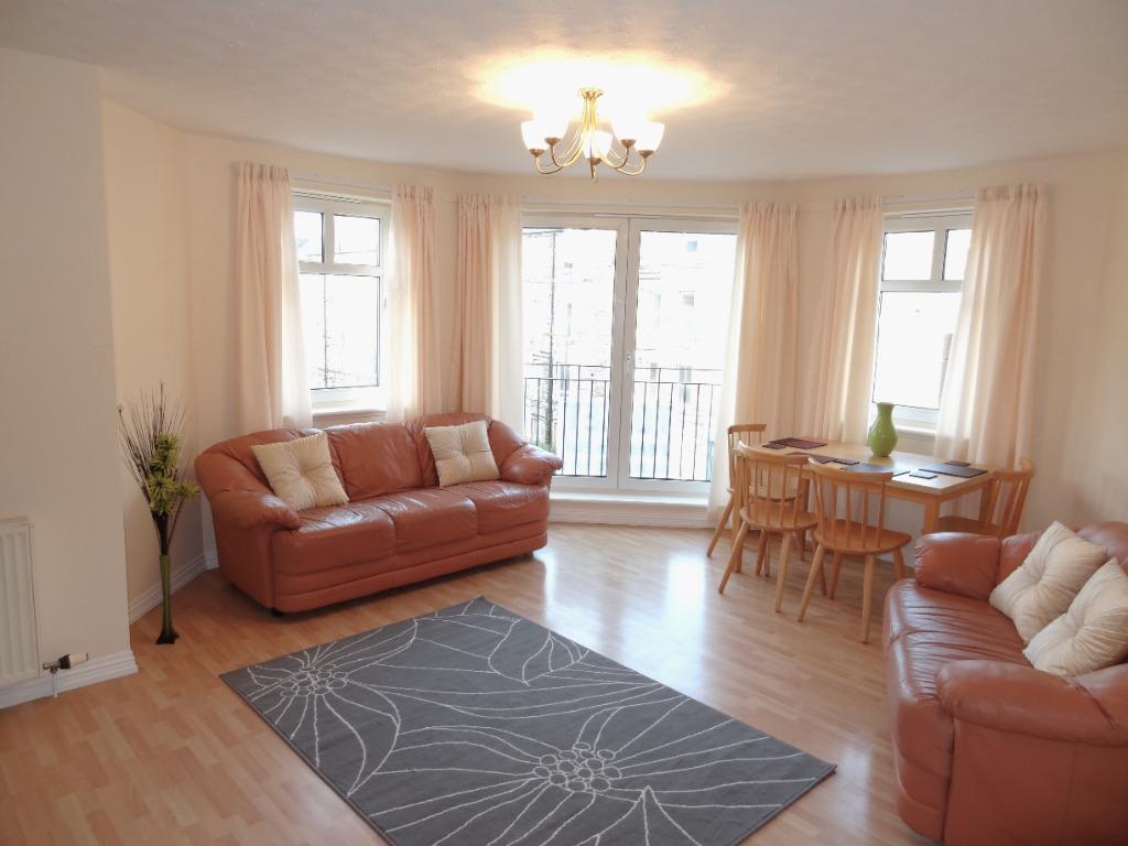 Sinclair Gardens, Shandon, Edinburgh... 2 bed flat to rent £1,200 pcm (£277 pw)