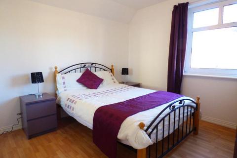 2 bedroom flat to rent, Sinclair Gardens, Shandon, Edinburgh, EH11