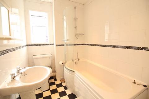 3 bedroom flat to rent, Third Avenue, Newcastle Upon Tyne NE6