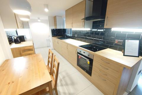 5 bedroom terraced house to rent, Bradfield Street