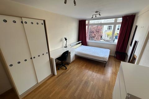 undefined, 4 bed flat, Russell Court, CV31 1EY