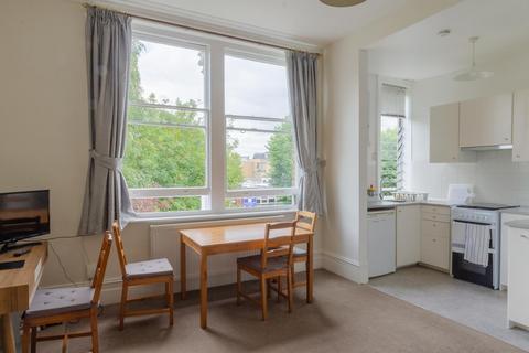 1 bedroom flat to rent, Outstanding one double bedroom flat with communal garden and offstreet parking