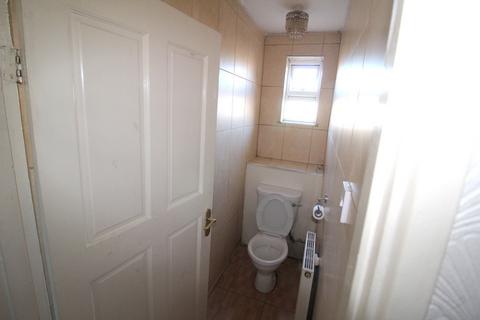 2 bedroom flat to rent, Hillary Road, Southall