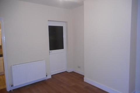 2 bedroom ground floor flat to rent, Queens Road, Southall