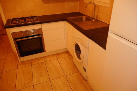 2 bedroom ground floor flat to rent, Queens Road, Southall