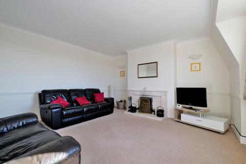 3 bedroom flat to rent - Royal Court, Queens Road, AB15