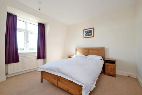 3 bedroom flat to rent - Royal Court, Queens Road, AB15