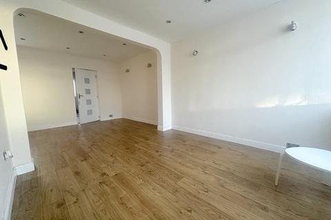 2 bedroom semi-detached house to rent, Eighth Avenue, Luton, LU3 3DW