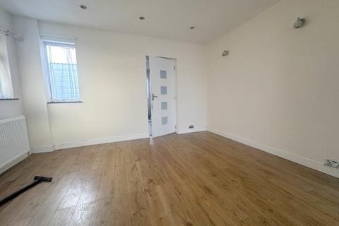 2 bedroom semi-detached house to rent, Eighth Avenue, Luton, LU3 3DW