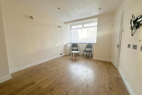 2 bedroom semi-detached house to rent, Eighth Avenue, Luton, LU3 3DW