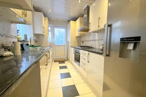 2 bedroom semi-detached house to rent, Eighth Avenue, Luton, LU3 3DW