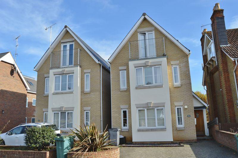 Newport Road, Cowes 4 bed detached house £425,000