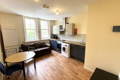 3 bedroom flat to rent, Aylward Street, Portsmouth