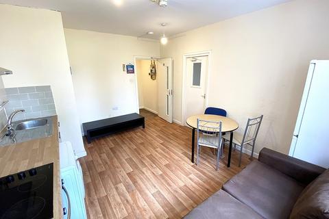 3 bedroom flat to rent, Aylward Street, Portsmouth